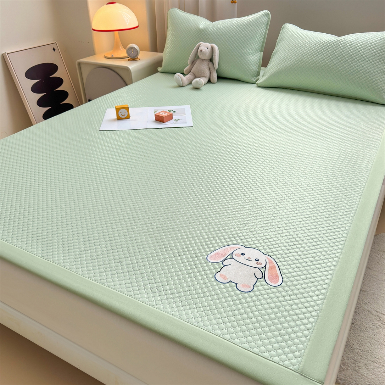 91家纺网 家纺一手货源 找家纺 雯豆家纺 2026夏季新款绣花豆豆压花凉席三件套加厚三明治平铺席子纯色卡通凉席 大耳朵兔凉席款-苹果绿