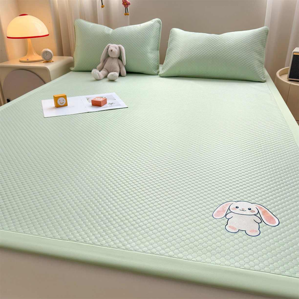 91家纺网 家纺一手货源 找家纺 雯豆家纺 2026夏季新款绣花豆豆压花凉席三件套加厚三明治平铺席子纯色卡通凉席 大耳朵兔凉席款-苹果绿