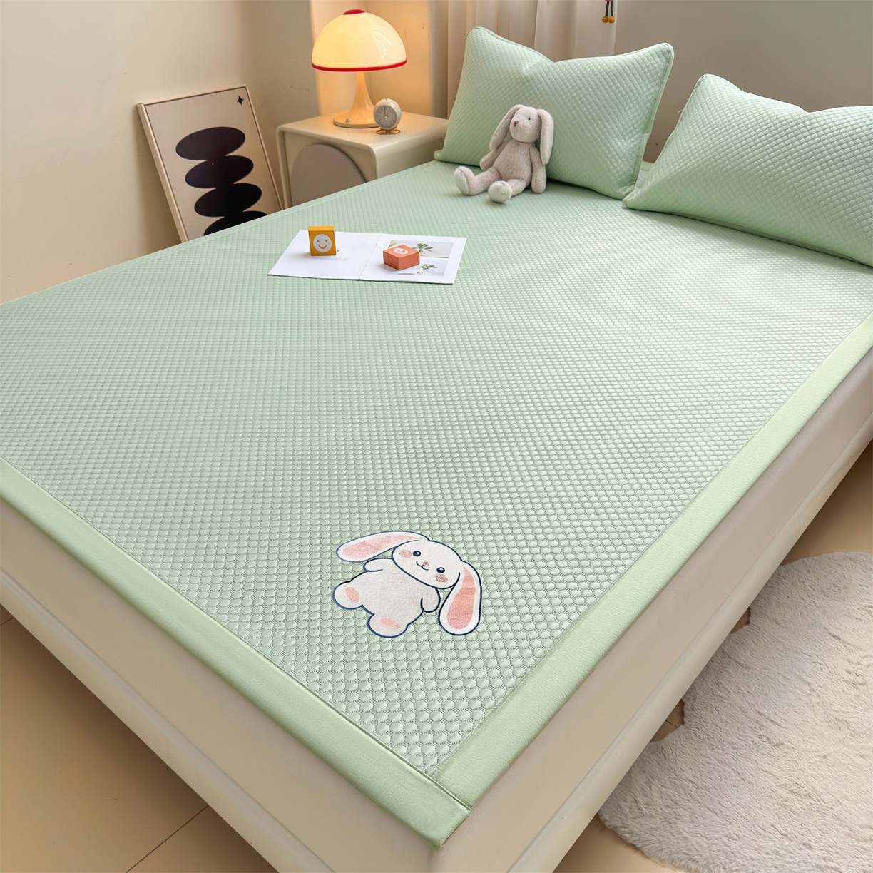 91家纺网 家纺一手货源 找家纺 雯豆家纺 2026夏季新款绣花豆豆压花凉席三件套加厚三明治平铺席子纯色卡通凉席 大耳朵兔凉席款-苹果绿