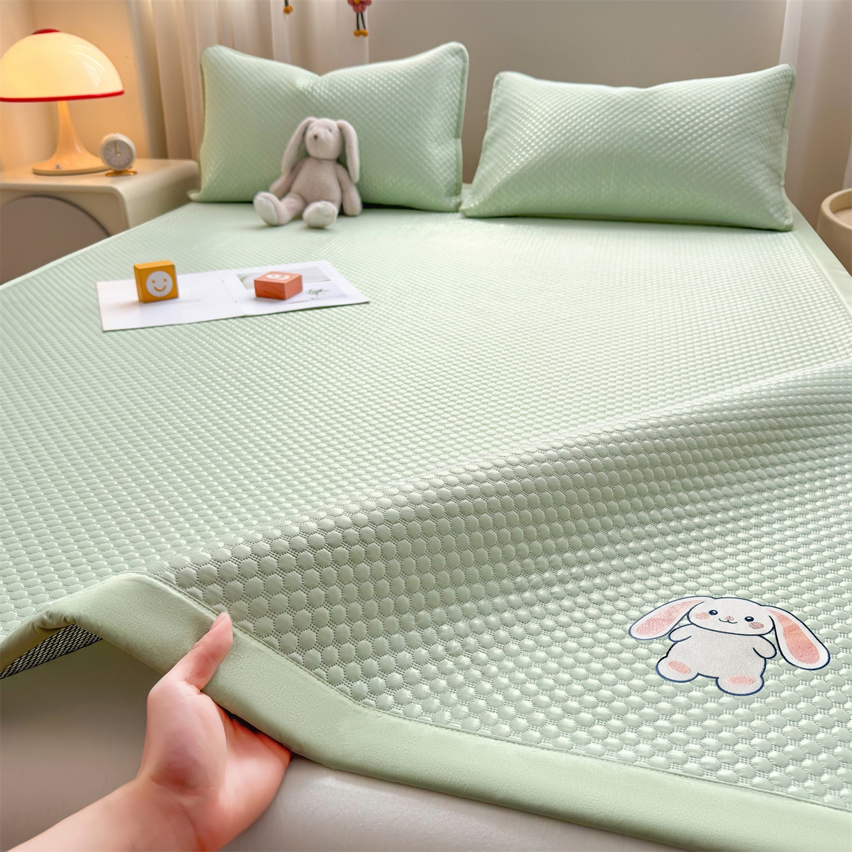 91家纺网 家纺一手货源 找家纺 雯豆家纺 2026夏季新款绣花豆豆压花凉席三件套加厚三明治平铺席子纯色卡通凉席 大耳朵兔凉席款-苹果绿