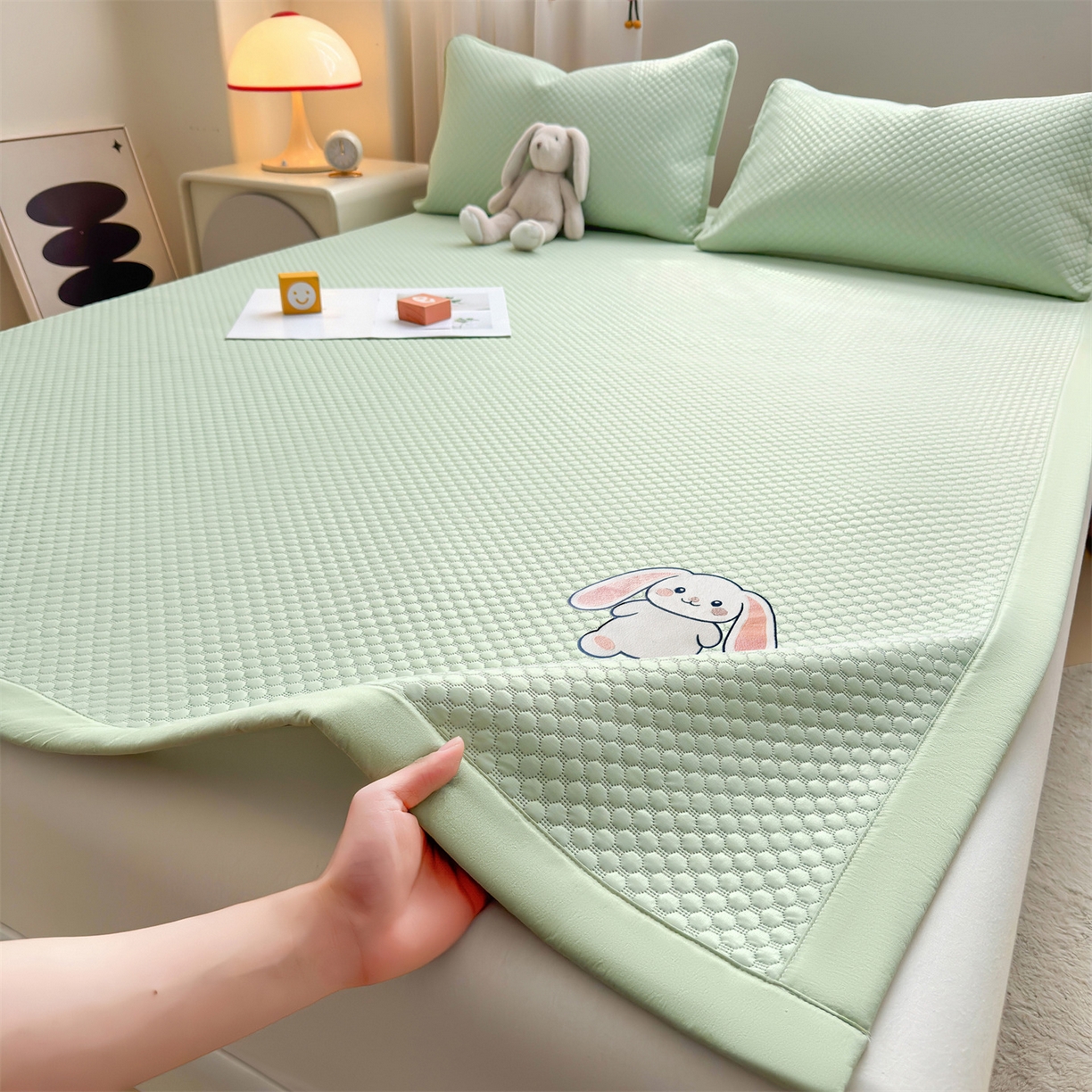 91家纺网 家纺一手货源 找家纺 雯豆家纺 2026夏季新款绣花豆豆压花凉席三件套加厚三明治平铺席子纯色卡通凉席 大耳朵兔凉席款-苹果绿