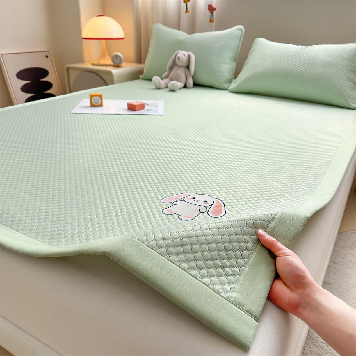 91家纺网 家纺一手货源 找家纺 雯豆家纺 2026夏季新款绣花豆豆压花凉席三件套加厚三明治平铺席子纯色卡通凉席 大耳朵兔凉席款-苹果绿