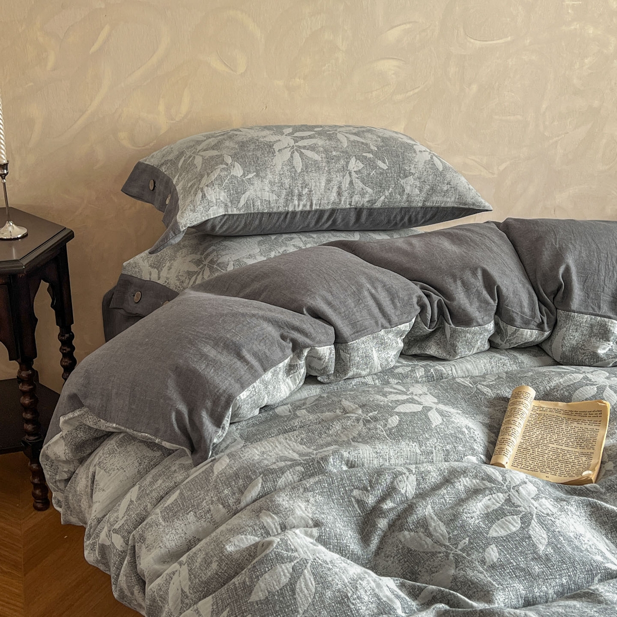 91家纺网 家纺一手货源 找家纺 （总）仰望棉麻双层纱供应链 2026新款茶语一花三色全棉色织提花双层纱纽扣款四件套