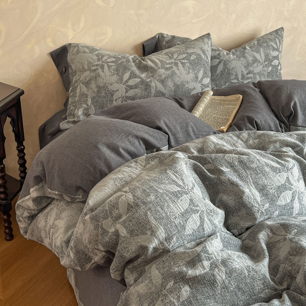 91家纺网 家纺一手货源 找家纺 （总）仰望棉麻双层纱供应链 2026新款茶语一花三色全棉色织提花双层纱纽扣款四件套