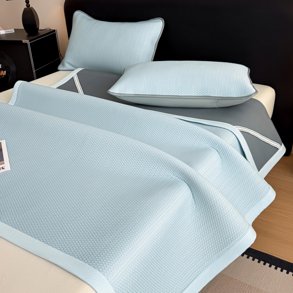 91家纺网 家纺一手货源 找家纺 欧邦 2026新款PE中分子提花冰豆豆凉席床笠夏被套件-蜂巢系列 蜂巢-浅蓝-凉席款