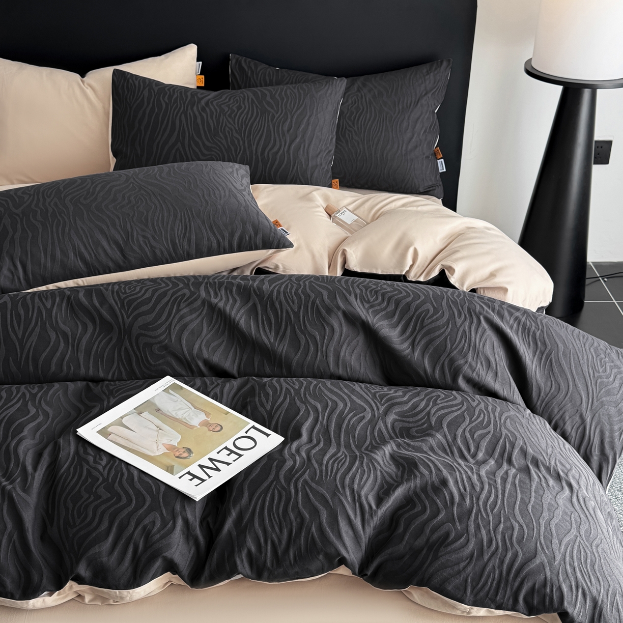 91家纺网 家纺一手货源 找家纺 女子家纺 2026新款40支全棉提花四件套--彩绘系列 青禾纹-墨黑