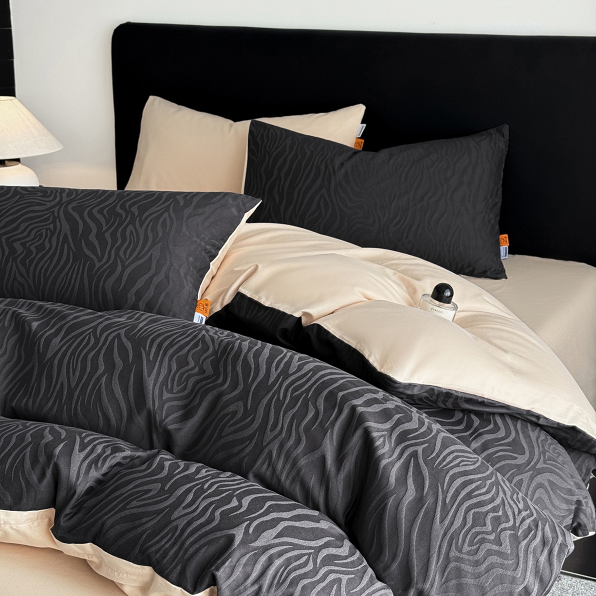 91家纺网 家纺一手货源 找家纺 女子家纺 2026新款40支全棉提花四件套--彩绘系列 青禾纹-墨黑