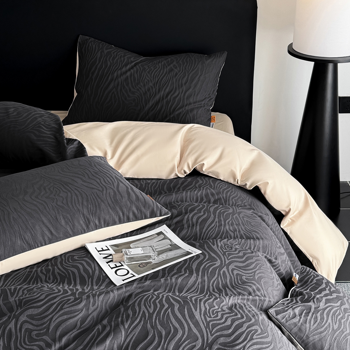 91家纺网 家纺一手货源 找家纺 女子家纺 2026新款40支全棉提花四件套--彩绘系列 青禾纹-墨黑