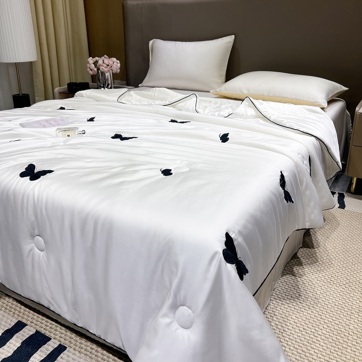 91家纺网 家纺一手货源 找家纺 晨曦家纺 2026新款水洗天丝真丝绣花夏被四件套夏凉被高档刺绣 墨蝶栖雪