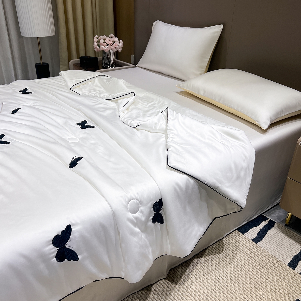 91家纺网 家纺一手货源 找家纺 晨曦家纺 2026新款水洗天丝真丝绣花夏被四件套夏凉被高档刺绣 墨蝶栖雪