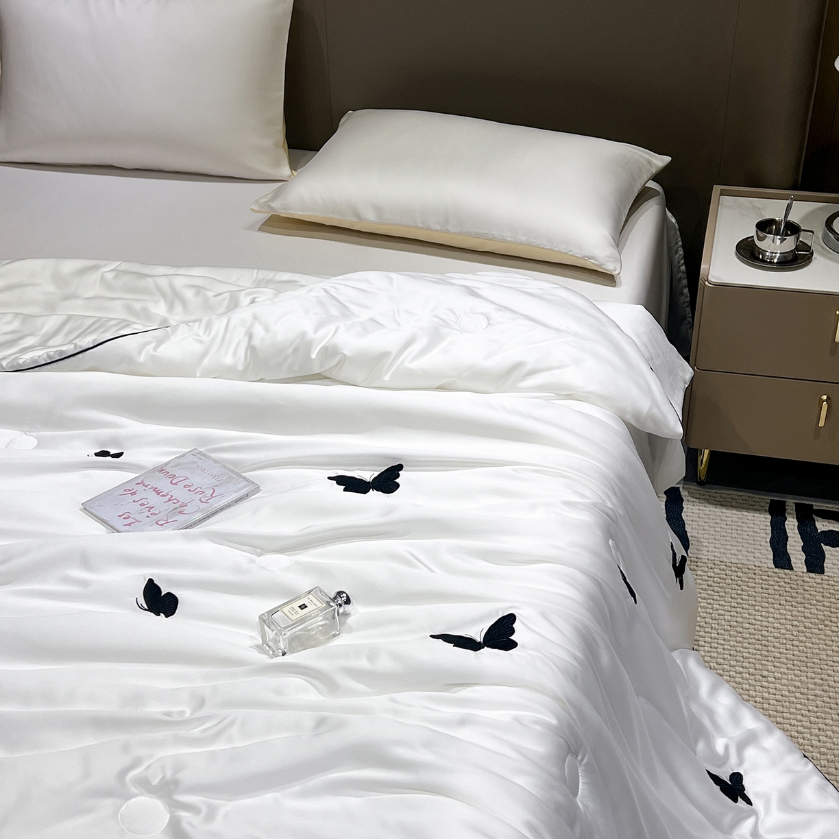 91家纺网 家纺一手货源 找家纺 晨曦家纺 2026新款水洗天丝真丝绣花夏被四件套夏凉被高档刺绣 墨蝶栖雪