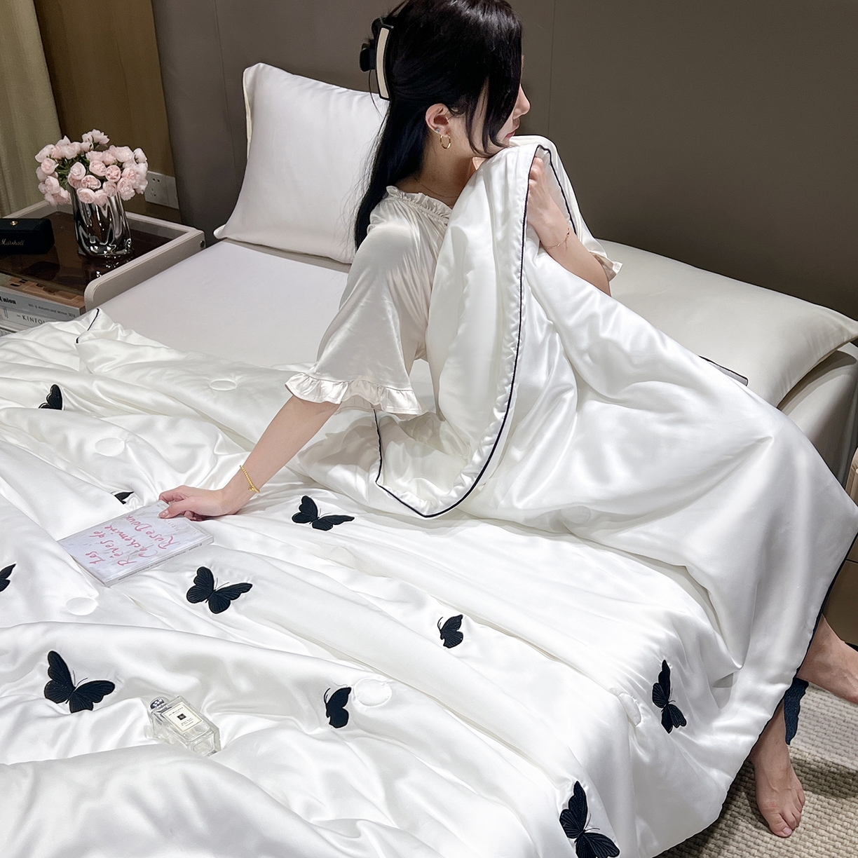 91家纺网 家纺一手货源 找家纺 晨曦家纺 2026新款水洗天丝真丝绣花夏被四件套夏凉被高档刺绣 墨蝶栖雪