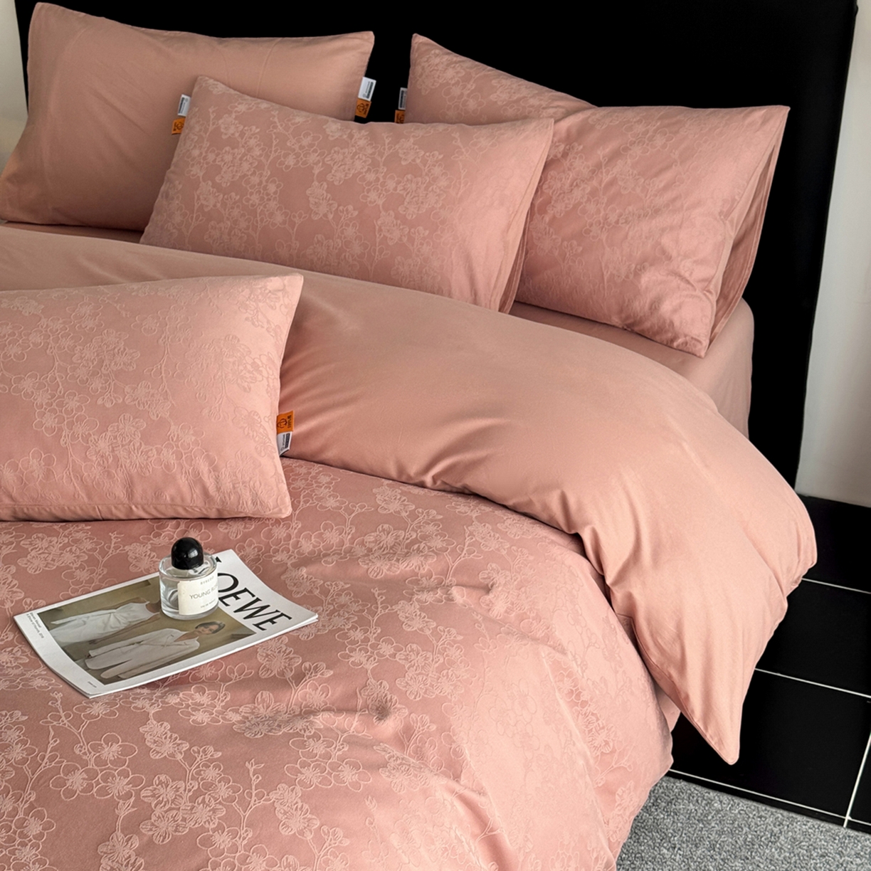 91家纺网 家纺一手货源 找家纺 女子家纺 2026新款40支全棉提花四件套--彩绘系列 粉嫩-梅影