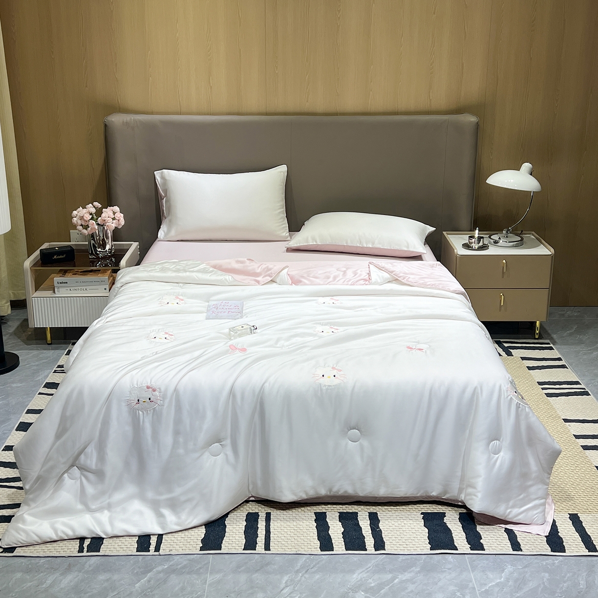 91家纺网 家纺一手货源 找家纺 晨曦家纺 2026新款水洗天丝真丝绣花夏被四件套夏凉被高档刺绣 粉梦Kitty