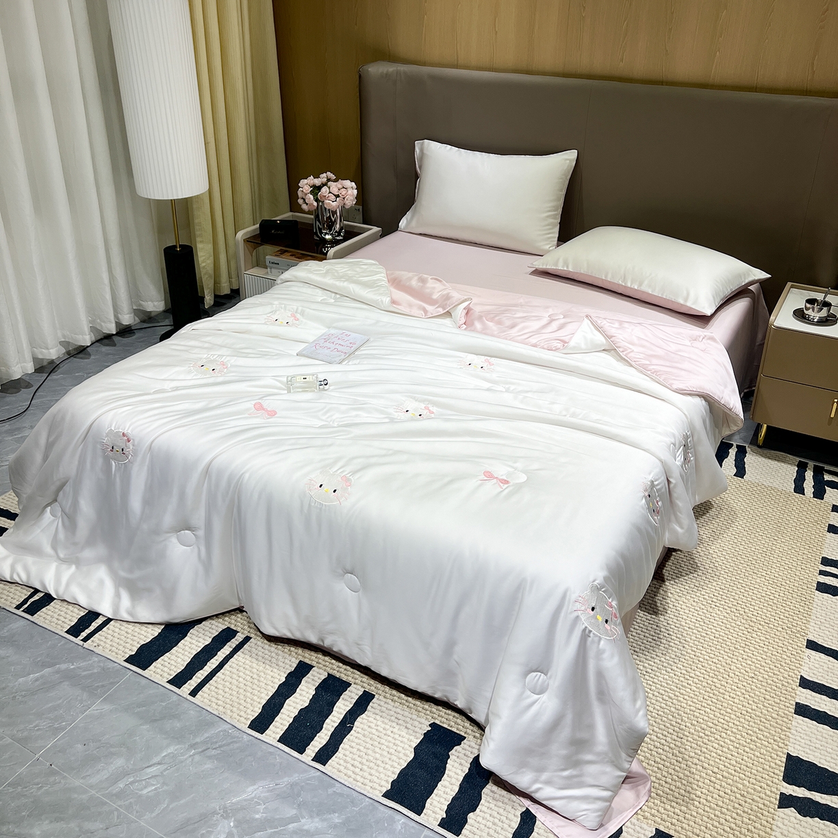 91家纺网 家纺一手货源 找家纺 晨曦家纺 2026新款水洗天丝真丝绣花夏被四件套夏凉被高档刺绣 粉梦Kitty