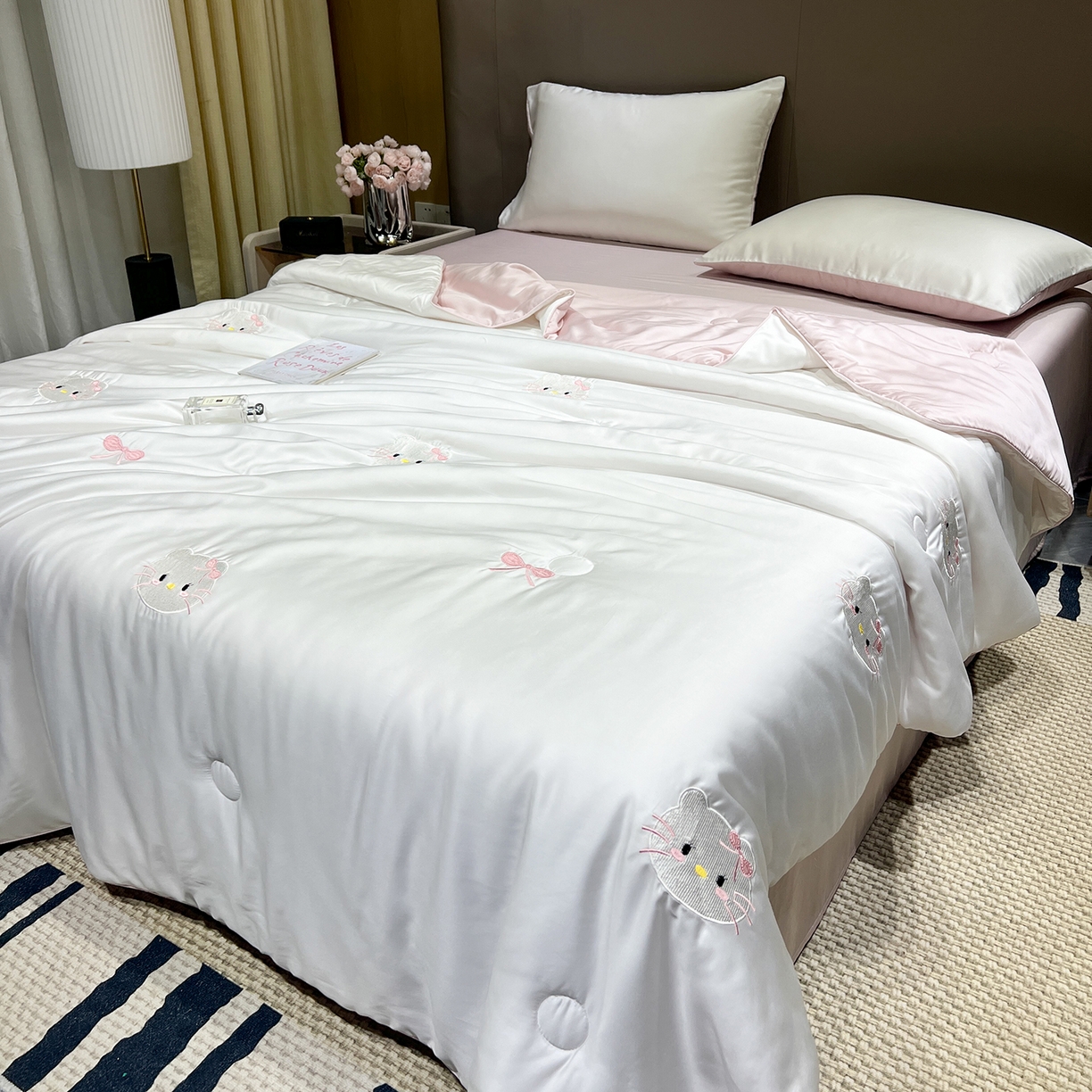 91家纺网 家纺一手货源 找家纺 晨曦家纺 2026新款水洗天丝真丝绣花夏被四件套夏凉被高档刺绣 粉梦Kitty