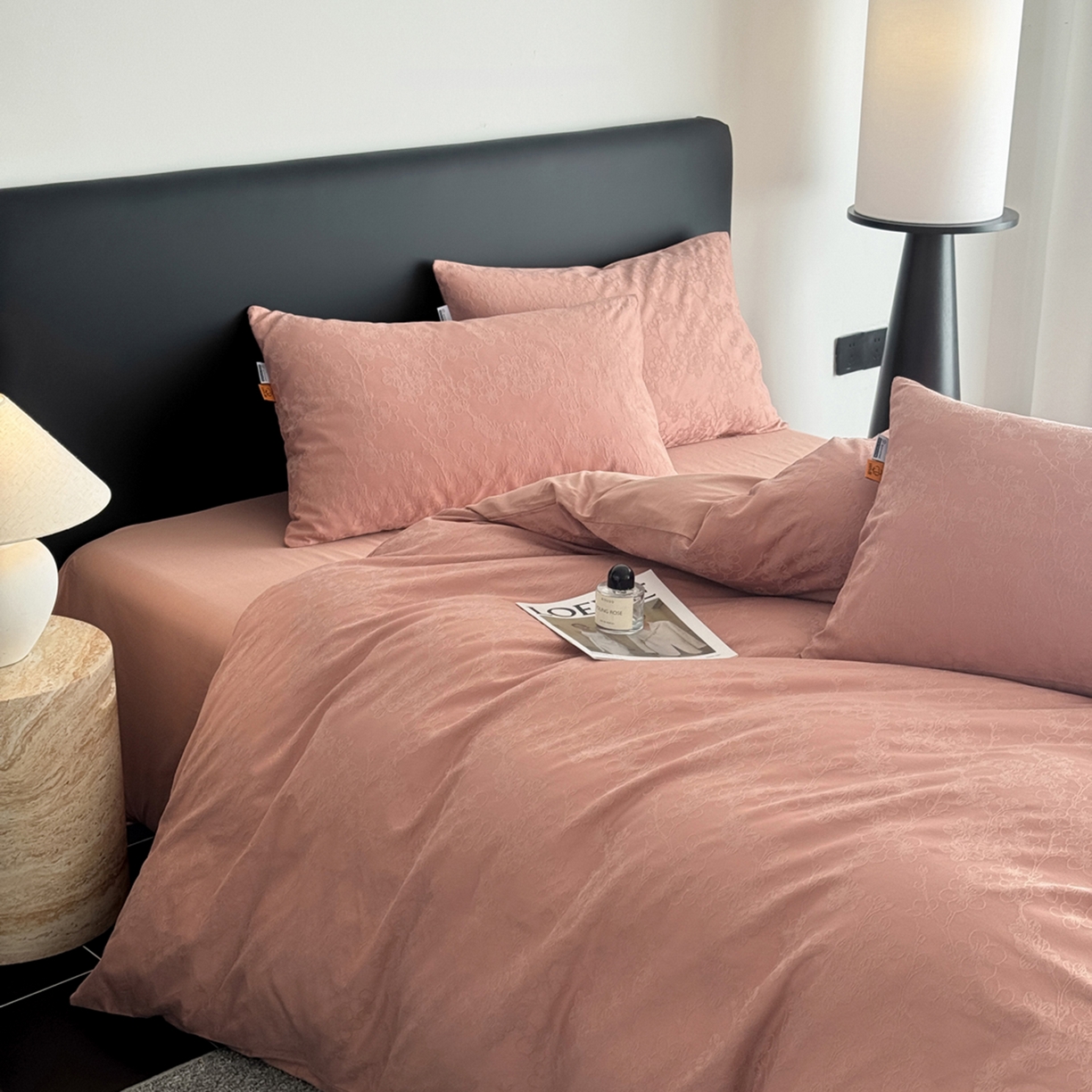 91家纺网 家纺一手货源 找家纺 女子家纺 2026新款40支全棉提花四件套--彩绘系列 粉嫩-梅影