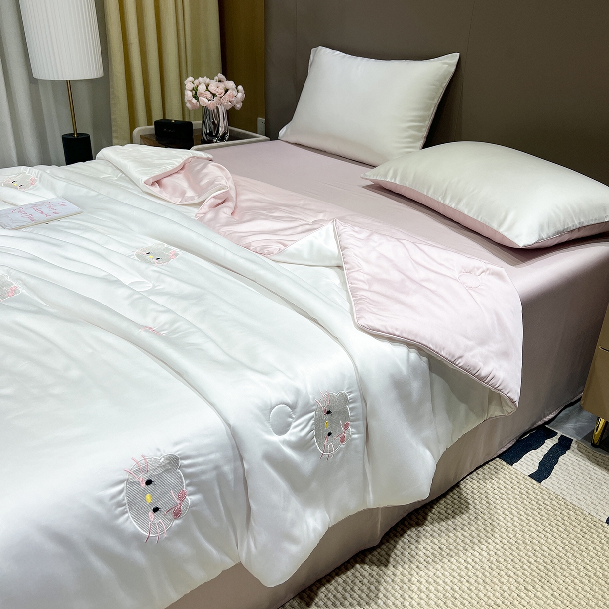 91家纺网 家纺一手货源 找家纺 晨曦家纺 2026新款水洗天丝真丝绣花夏被四件套夏凉被高档刺绣 粉梦Kitty