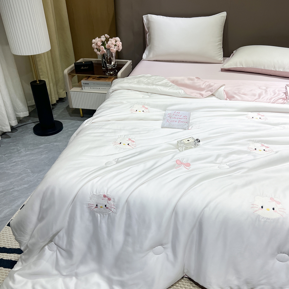 91家纺网 家纺一手货源 找家纺 晨曦家纺 2026新款水洗天丝真丝绣花夏被四件套夏凉被高档刺绣 粉梦Kitty