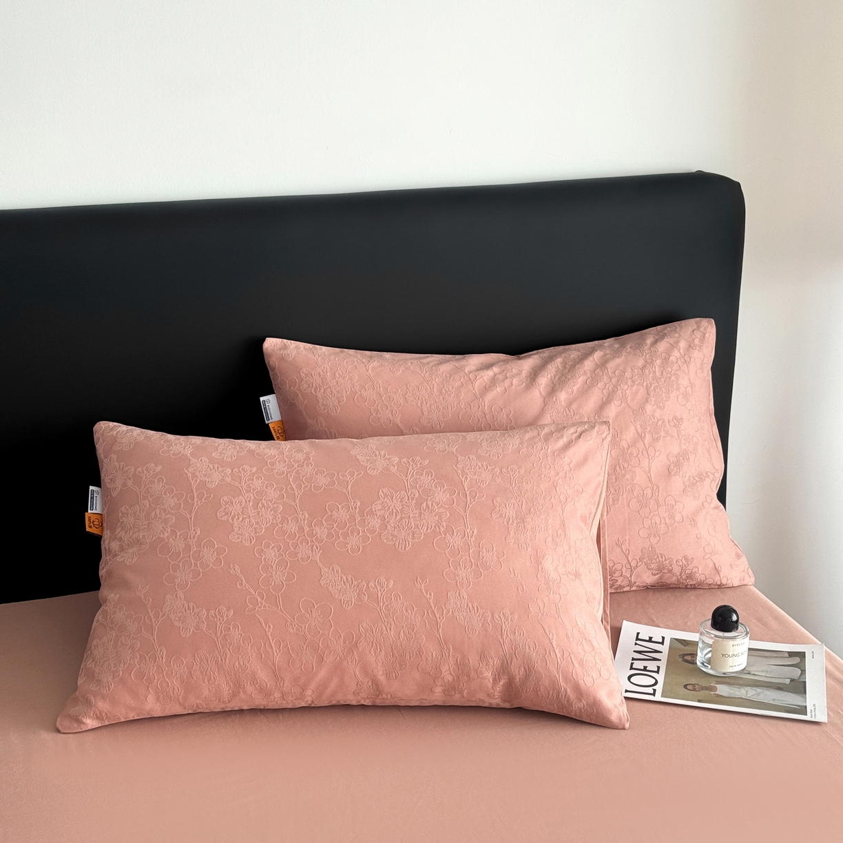 91家纺网 家纺一手货源 找家纺 女子家纺 2026新款40支全棉提花四件套--彩绘系列 粉嫩-梅影