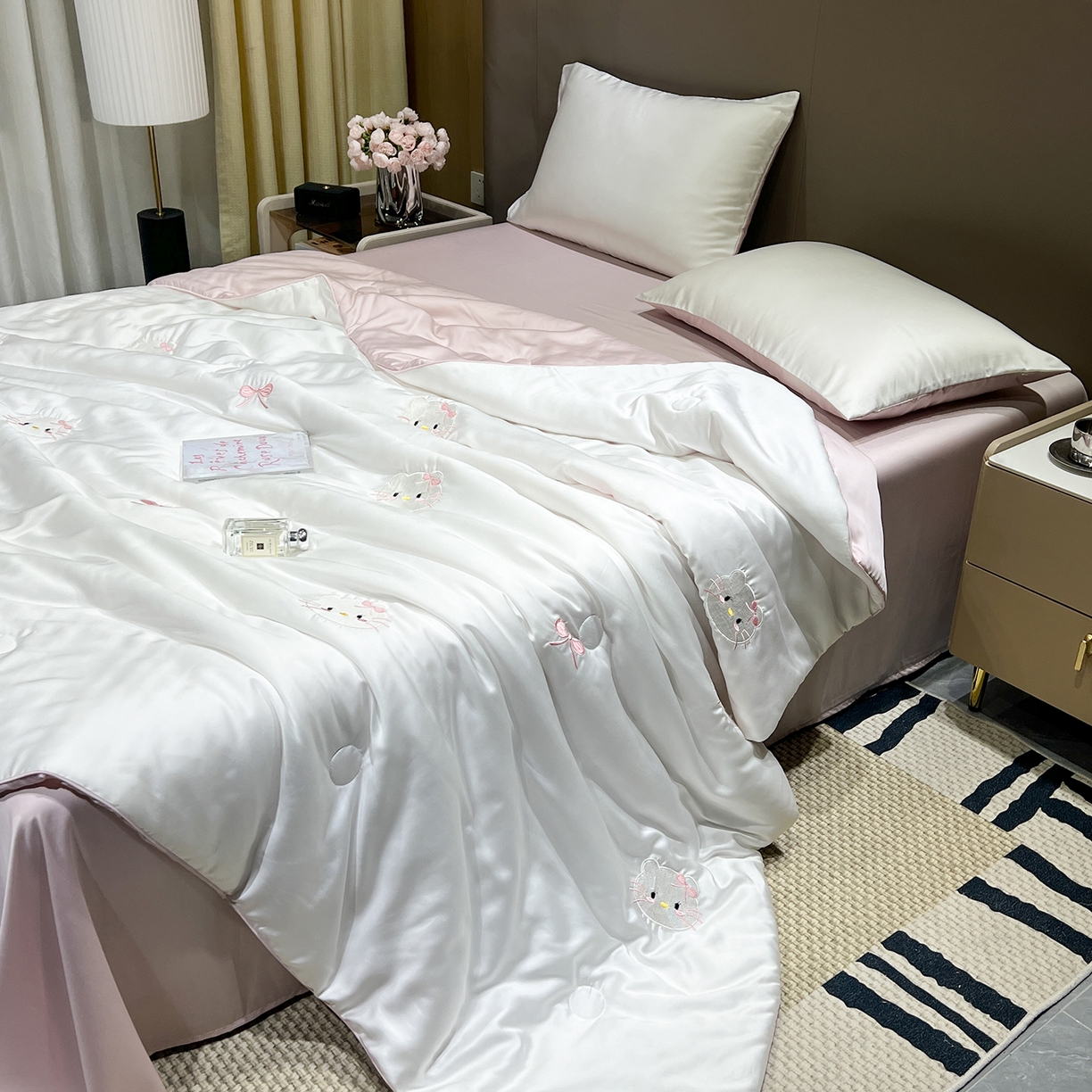 91家纺网 家纺一手货源 找家纺 晨曦家纺 2026新款水洗天丝真丝绣花夏被四件套夏凉被高档刺绣 粉梦Kitty