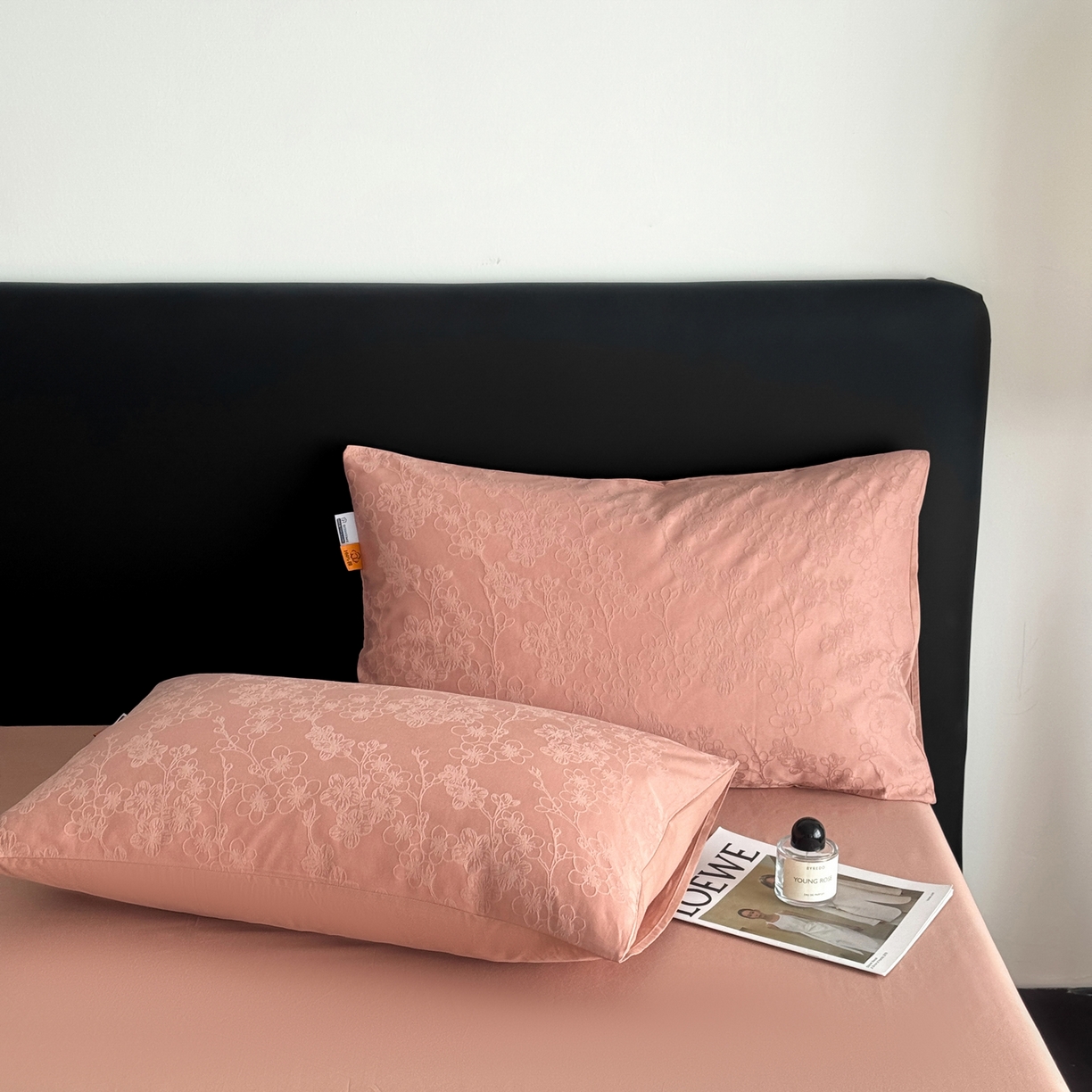 91家纺网 家纺一手货源 找家纺 女子家纺 2026新款40支全棉提花四件套--彩绘系列 粉嫩-梅影