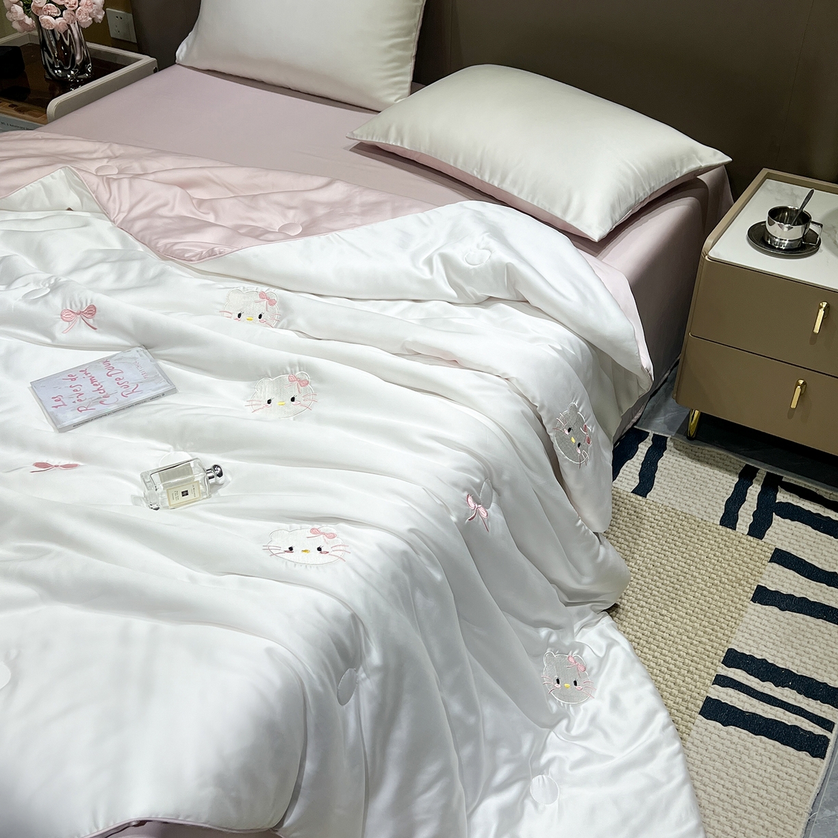 91家纺网 家纺一手货源 找家纺 晨曦家纺 2026新款水洗天丝真丝绣花夏被四件套夏凉被高档刺绣 粉梦Kitty