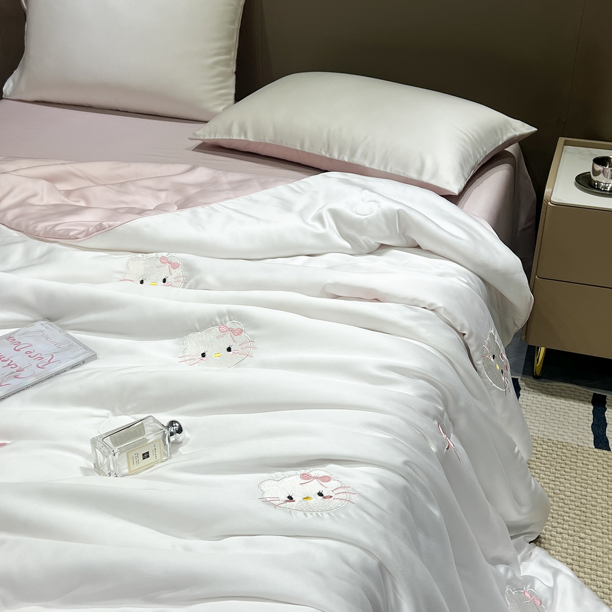 91家纺网 家纺一手货源 找家纺 晨曦家纺 2026新款水洗天丝真丝绣花夏被四件套夏凉被高档刺绣 粉梦Kitty