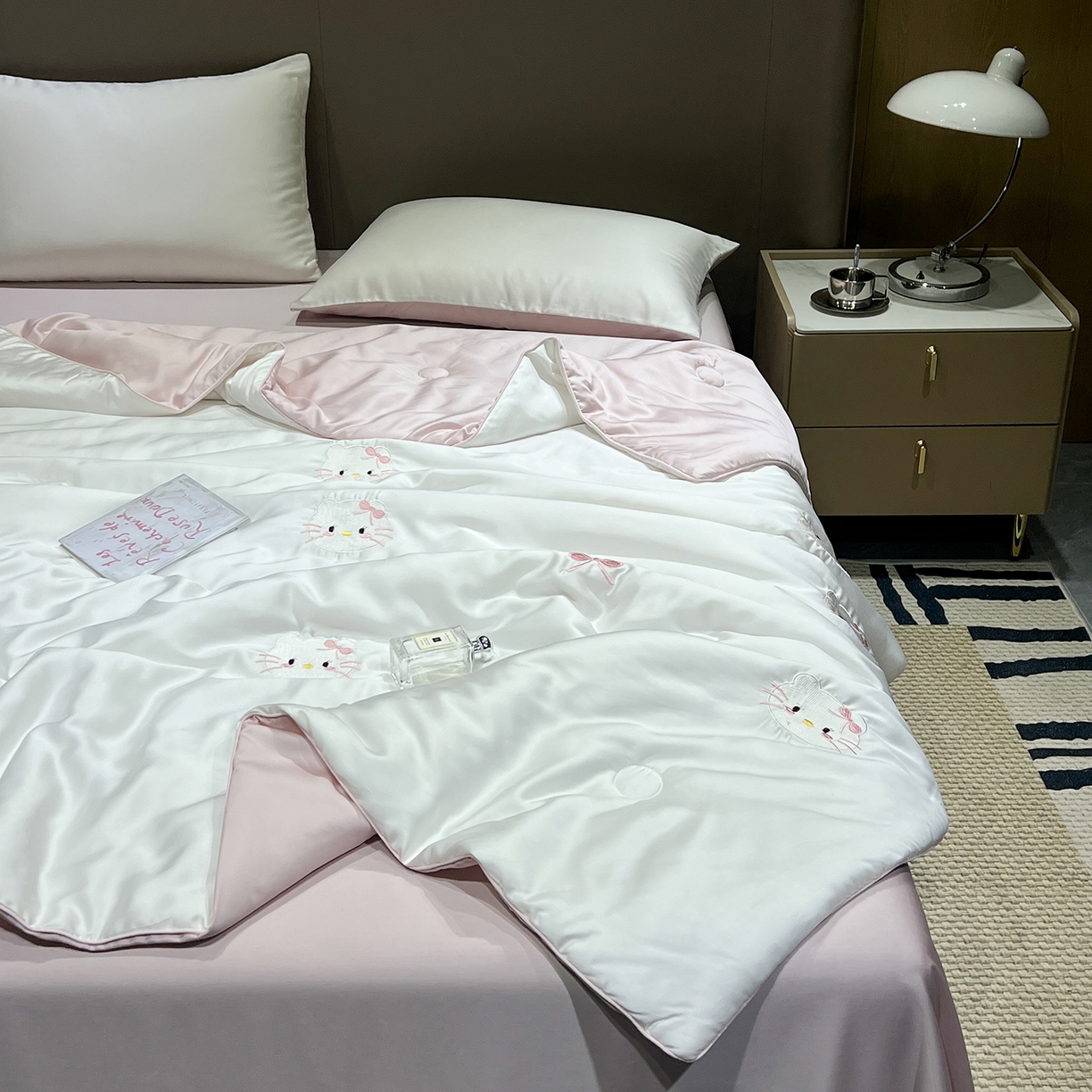 晨曦家纺 2026新款水洗天丝真丝绣花夏被四件套夏凉被高档刺绣 粉梦Kitty