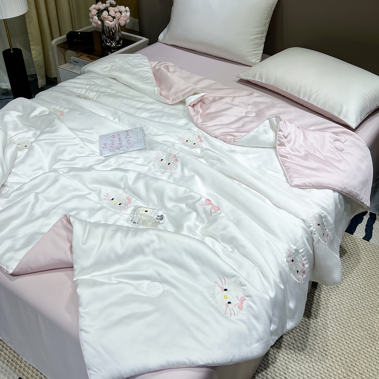 91家纺网 家纺一手货源 找家纺 晨曦家纺 2026新款水洗天丝真丝绣花夏被四件套夏凉被高档刺绣 粉梦Kitty