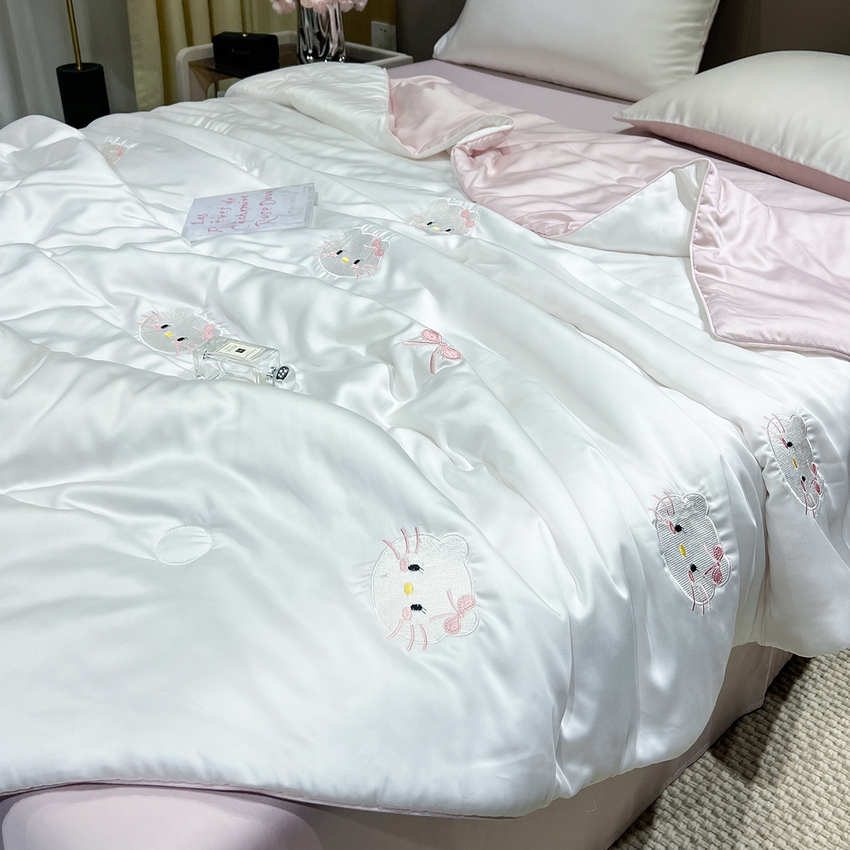91家纺网 家纺一手货源 找家纺 晨曦家纺 2026新款水洗天丝真丝绣花夏被四件套夏凉被高档刺绣 粉梦Kitty