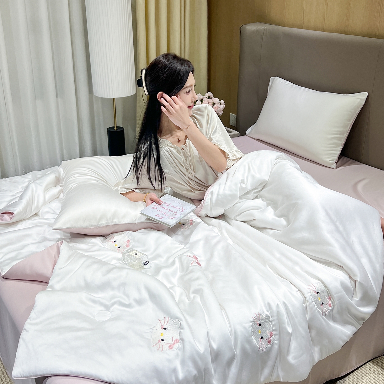 91家纺网 家纺一手货源 找家纺 晨曦家纺 2026新款水洗天丝真丝绣花夏被四件套夏凉被高档刺绣 粉梦Kitty