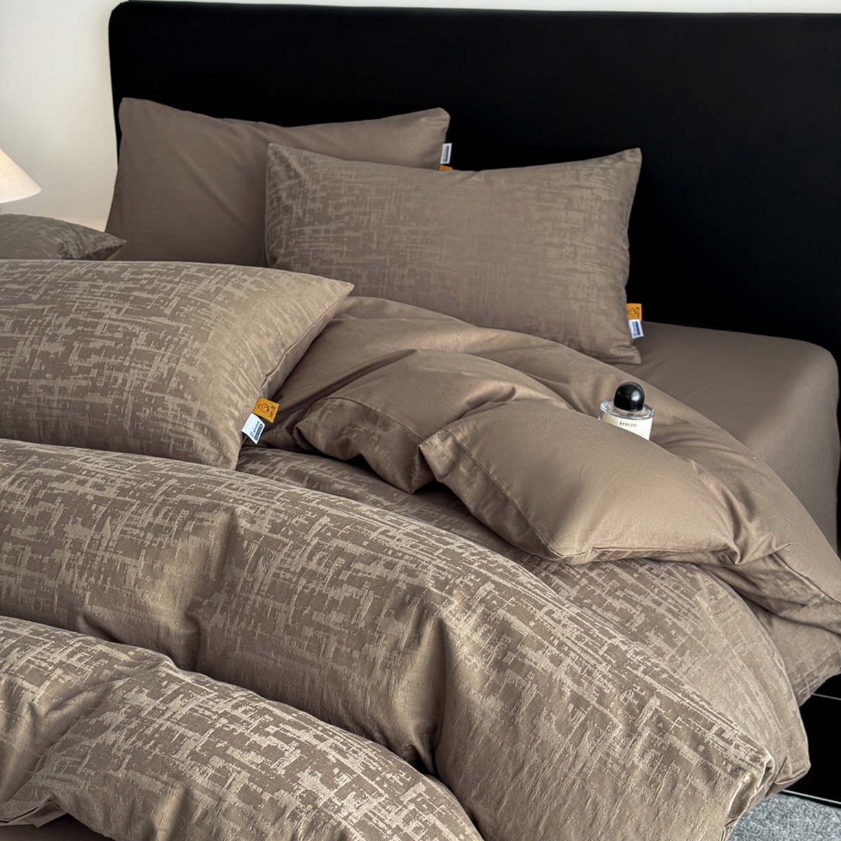 91家纺网 家纺一手货源 找家纺 女子家纺 2026新款40支全棉提花四件套--彩绘系列 摩卡暗纹