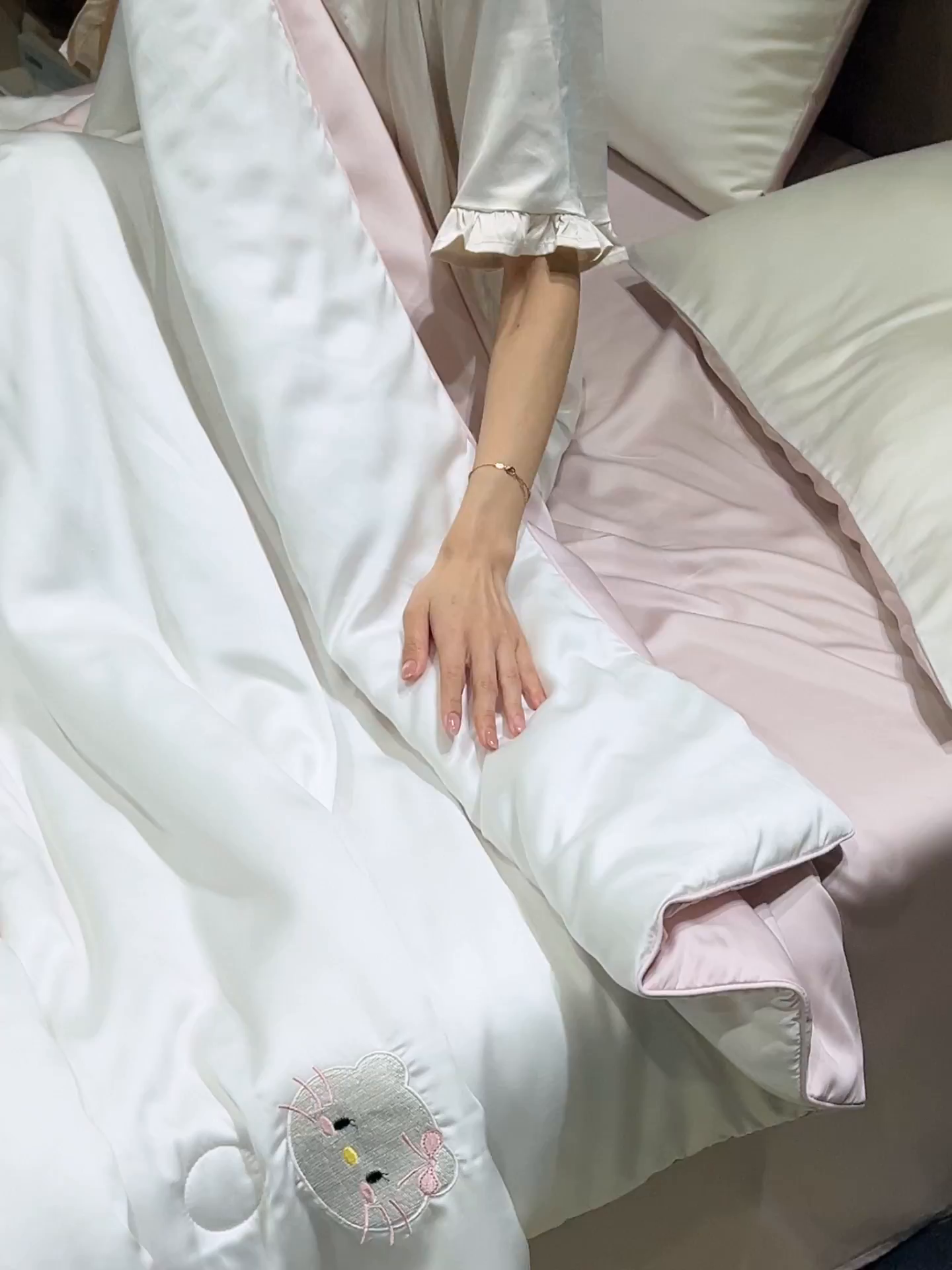 91家纺网 家纺一手货源 找家纺 晨曦家纺 2026新款水洗天丝真丝绣花夏被四件套夏凉被高档刺绣 粉梦Kitty