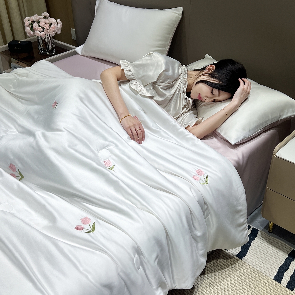 91家纺网 家纺一手货源 找家纺 晨曦家纺 2026新款水洗天丝真丝绣花夏被四件套夏凉被高档刺绣 粉郁春野