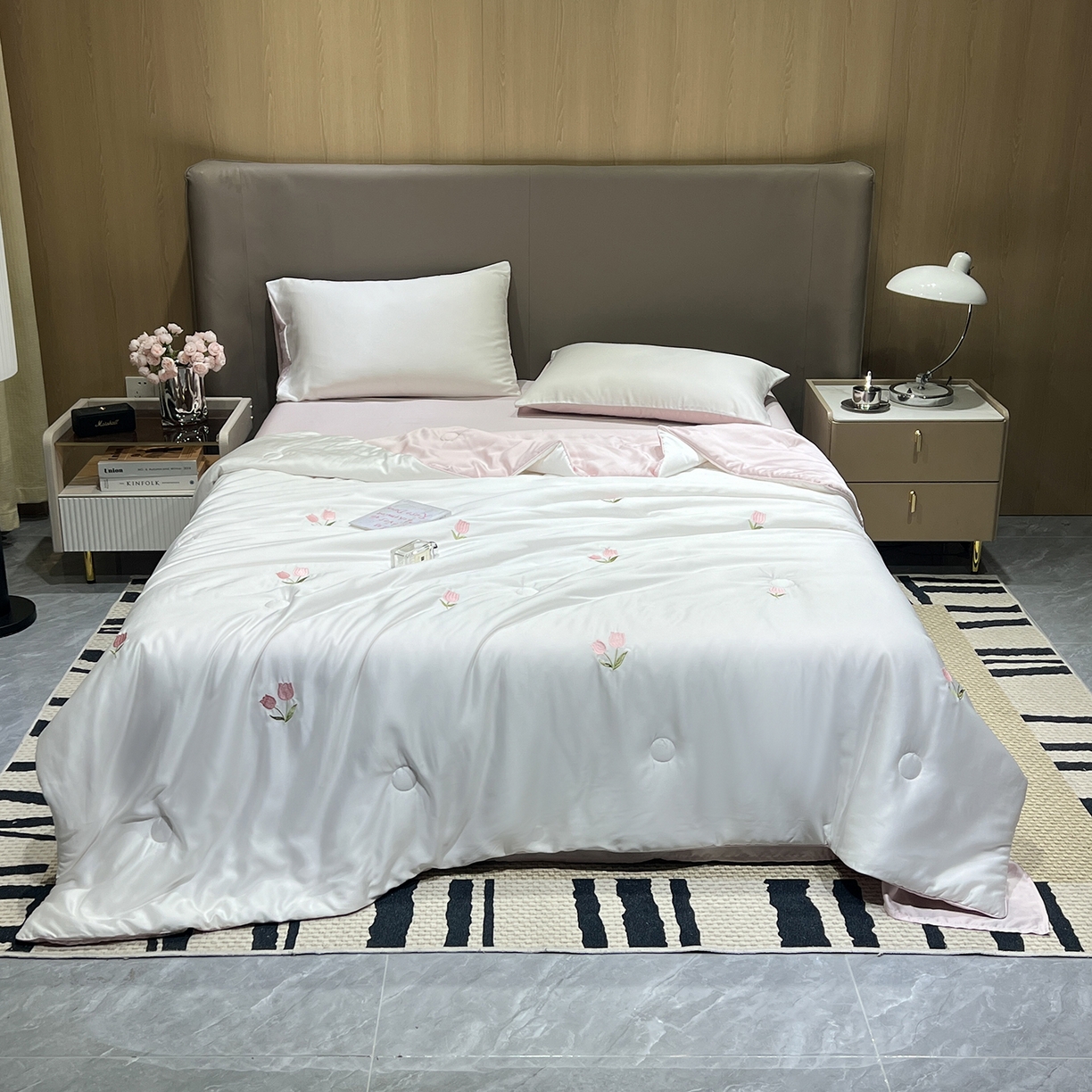 91家纺网 家纺一手货源 找家纺 晨曦家纺 2026新款水洗天丝真丝绣花夏被四件套夏凉被高档刺绣 粉郁春野