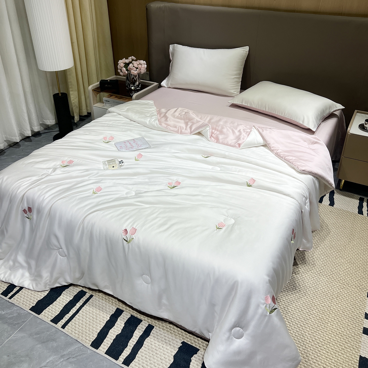 91家纺网 家纺一手货源 找家纺 晨曦家纺 2026新款水洗天丝真丝绣花夏被四件套夏凉被高档刺绣 粉郁春野