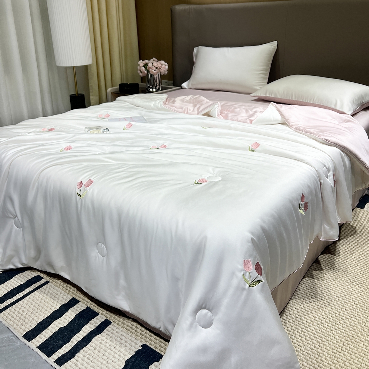 91家纺网 家纺一手货源 找家纺 晨曦家纺 2026新款水洗天丝真丝绣花夏被四件套夏凉被高档刺绣 粉郁春野