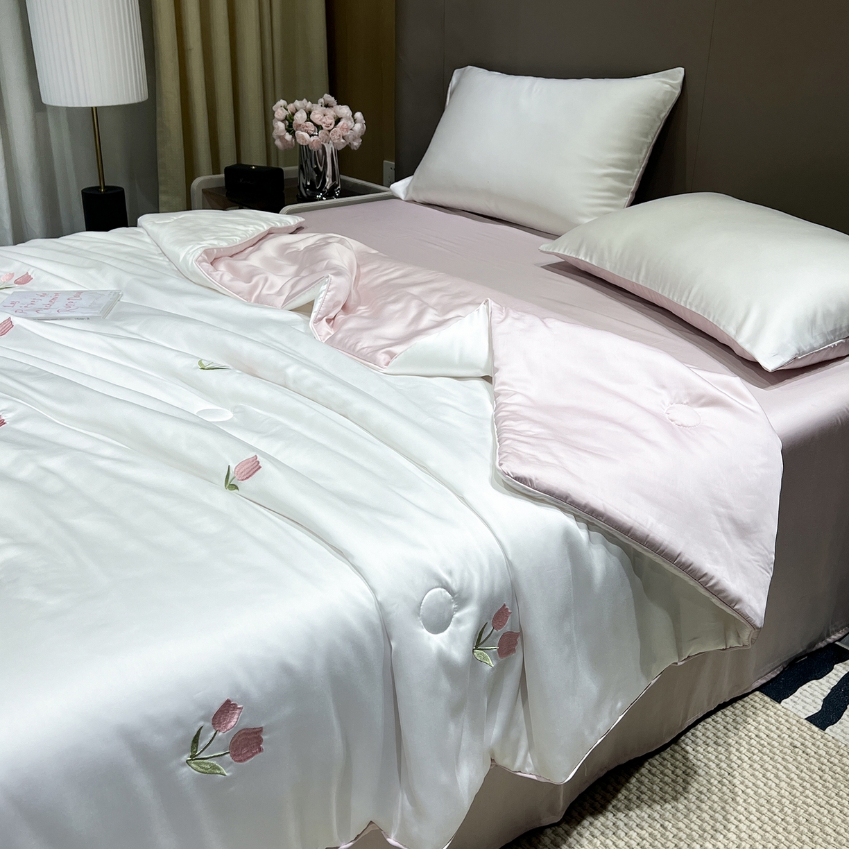 91家纺网 家纺一手货源 找家纺 晨曦家纺 2026新款水洗天丝真丝绣花夏被四件套夏凉被高档刺绣 粉郁春野