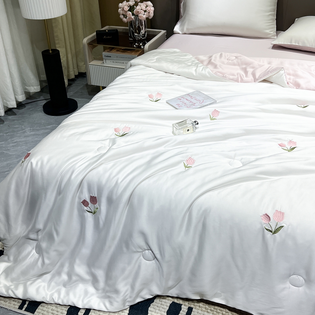 91家纺网 家纺一手货源 找家纺 晨曦家纺 2026新款水洗天丝真丝绣花夏被四件套夏凉被高档刺绣 粉郁春野