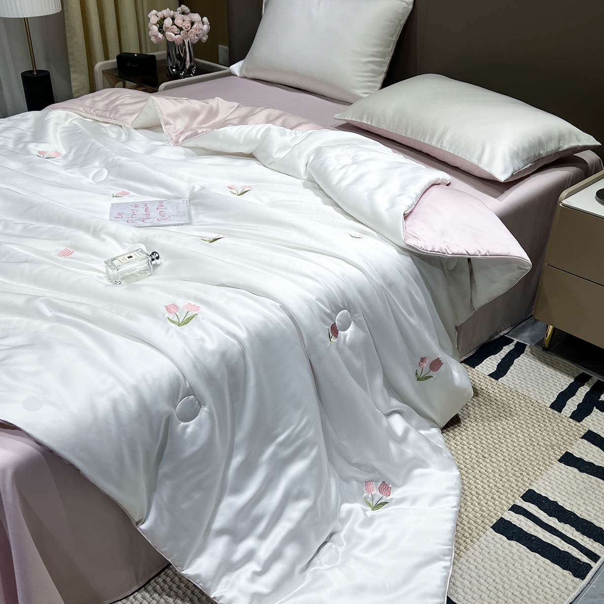 91家纺网 家纺一手货源 找家纺 晨曦家纺 2026新款水洗天丝真丝绣花夏被四件套夏凉被高档刺绣 粉郁春野