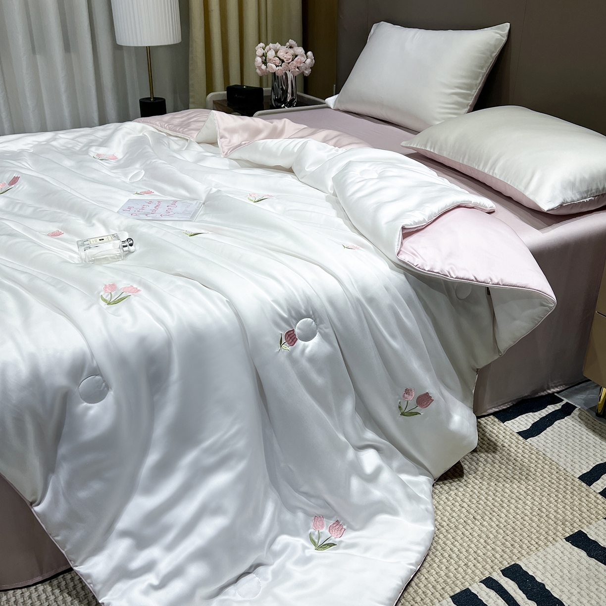 91家纺网 家纺一手货源 找家纺 晨曦家纺 2026新款水洗天丝真丝绣花夏被四件套夏凉被高档刺绣 粉郁春野