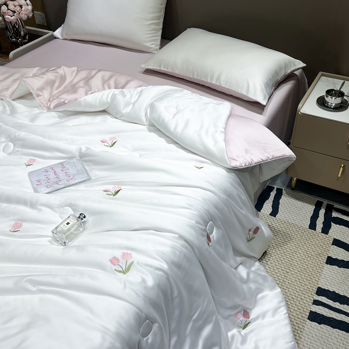 91家纺网 家纺一手货源 找家纺 晨曦家纺 2026新款水洗天丝真丝绣花夏被四件套夏凉被高档刺绣 粉郁春野