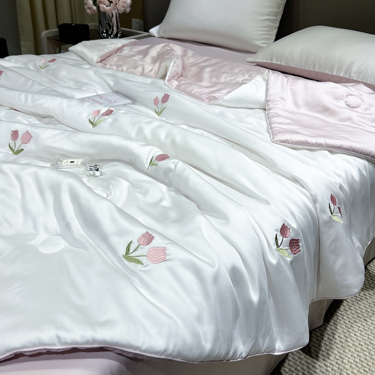 91家纺网 家纺一手货源 找家纺 晨曦家纺 2026新款水洗天丝真丝绣花夏被四件套夏凉被高档刺绣 粉郁春野