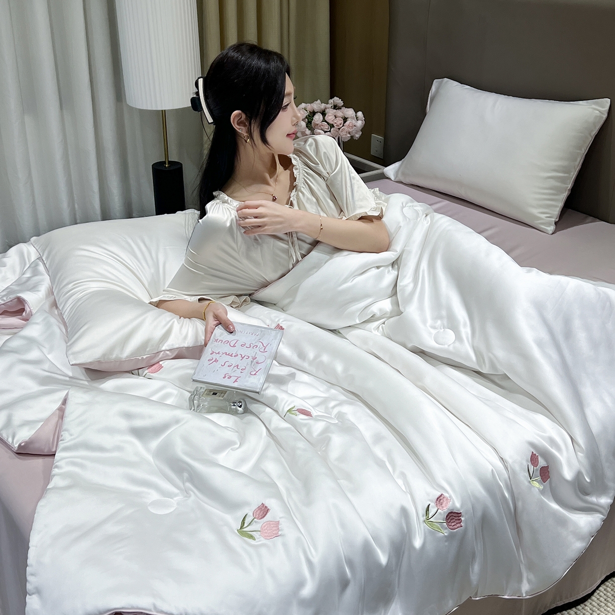 91家纺网 家纺一手货源 找家纺 晨曦家纺 2026新款水洗天丝真丝绣花夏被四件套夏凉被高档刺绣 粉郁春野