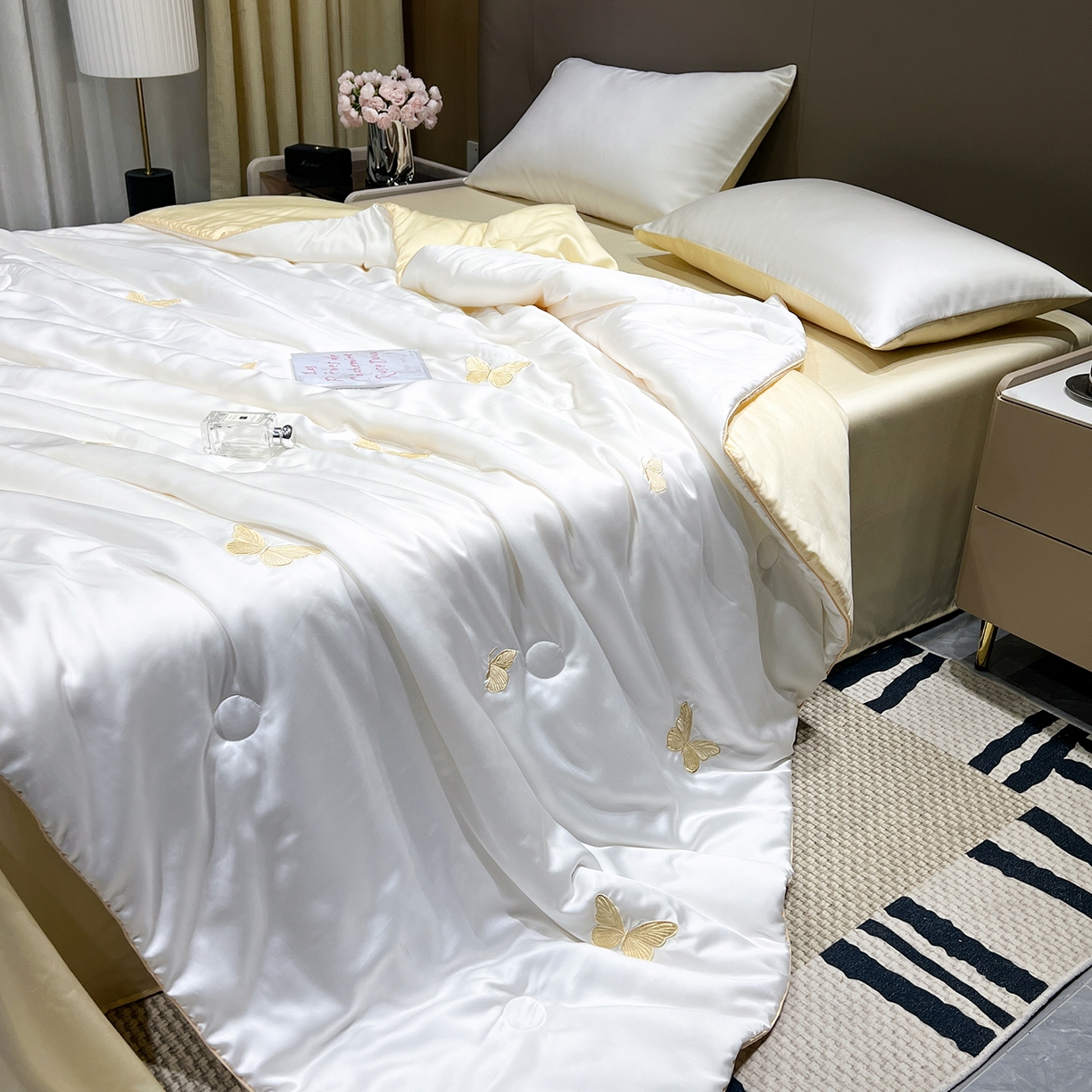 91家纺网 家纺一手货源 找家纺 晨曦家纺 2026新款水洗天丝真丝绣花夏被四件套夏凉被高档刺绣 流金蝶梦