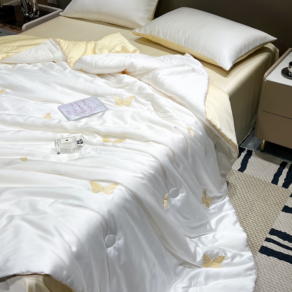 91家纺网 家纺一手货源 找家纺 晨曦家纺 2026新款水洗天丝真丝绣花夏被四件套夏凉被高档刺绣 流金蝶梦