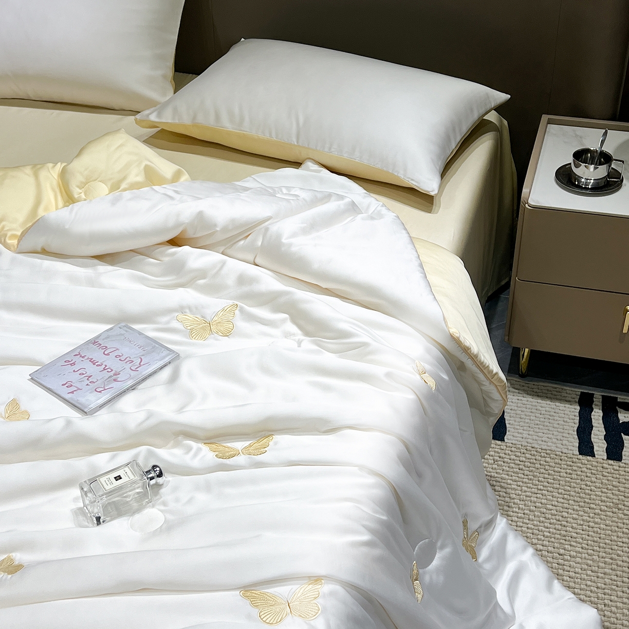 91家纺网 家纺一手货源 找家纺 晨曦家纺 2026新款水洗天丝真丝绣花夏被四件套夏凉被高档刺绣 流金蝶梦