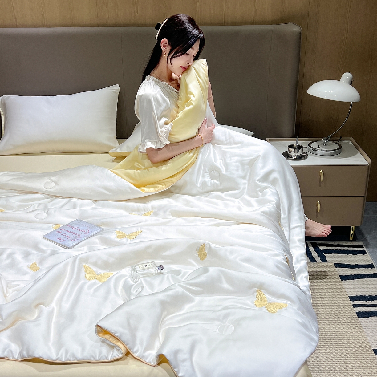 91家纺网 家纺一手货源 找家纺 晨曦家纺 2026新款水洗天丝真丝绣花夏被四件套夏凉被高档刺绣 流金蝶梦