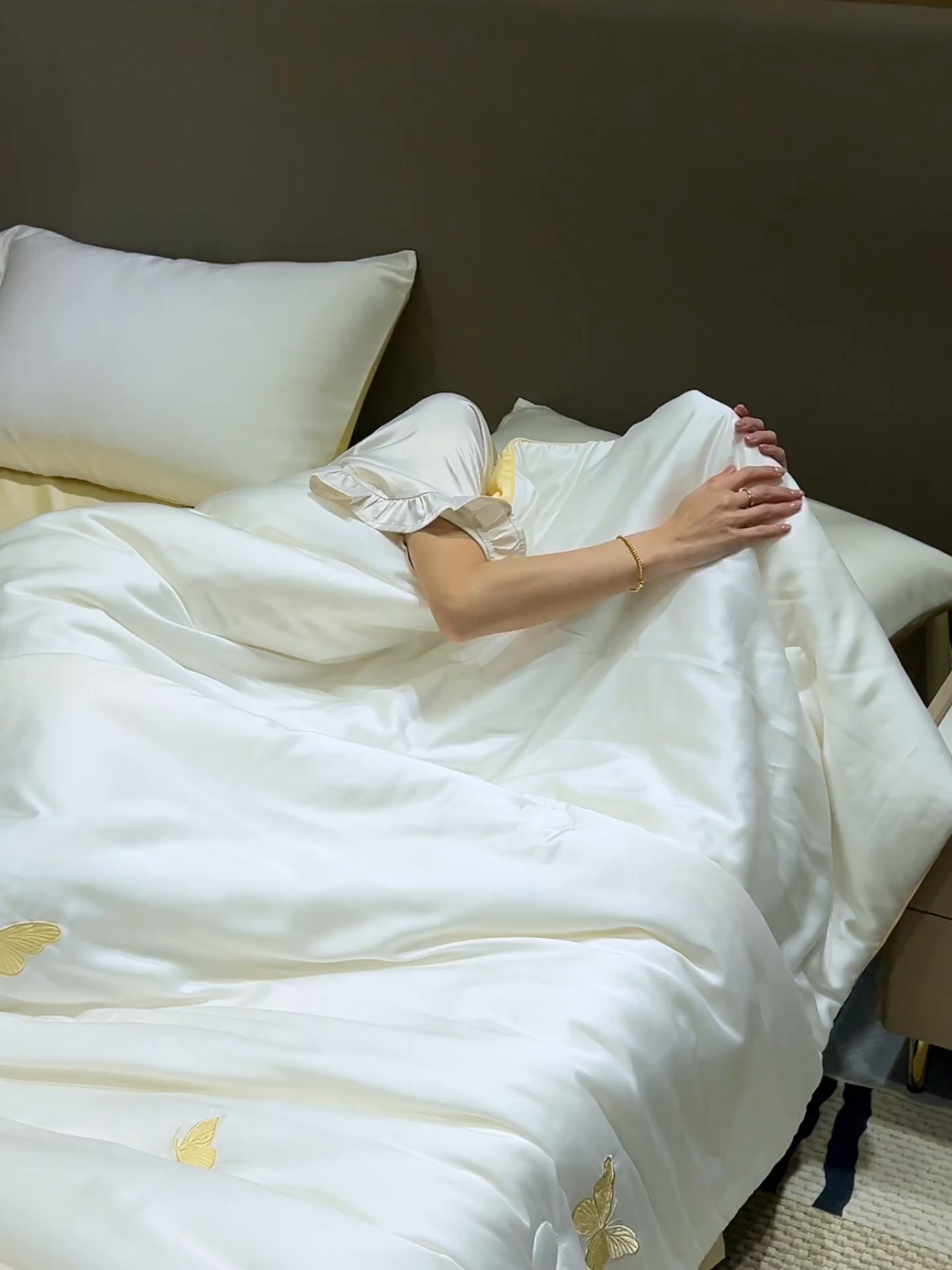 91家纺网 家纺一手货源 找家纺 晨曦家纺 2026新款水洗天丝真丝绣花夏被四件套夏凉被高档刺绣 流金蝶梦